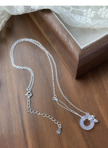 Vue détaillée d'un collier tulipe en argent S925 avec gemme violette sur de la dentelle