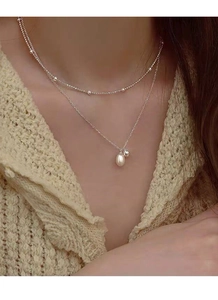 Detail der S925 Sterling Silber Halskette mit Perlenanhänger am Hals des Modells