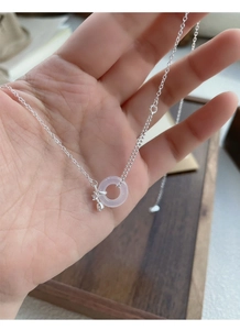 Macro détaillée du pendentif tulipe en argent S925 avec anneau de jade lilas sur chaîne