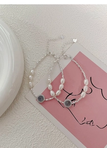 Vue macro d'un bracelet en argent S925 avec perles d'eau douce naturelles et aigue-marine
