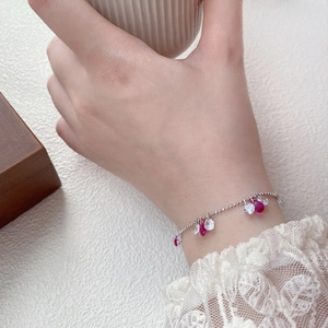 Bracelet en argent S925 avec zircon rose rubis en forme de larme sur une manchette en dentelle