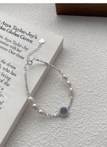 Macro d'un bracelet en argent S925 avec perles d'eau douce et pierre bleue