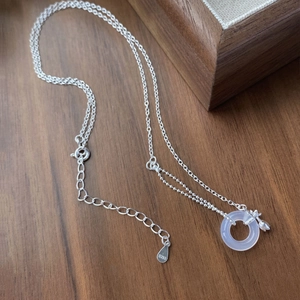 Collier tulipe en argent sterling S925 avec pierre violet clair sur fond de bois foncé