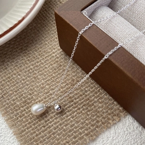 Elegante S925 Sterlingsilber Kette mit Süßwasserperlen Anhänger auf Holz Display