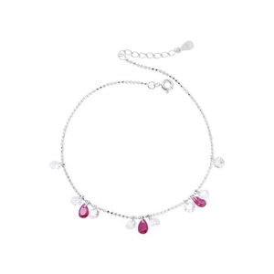 Bracelet élégant en argent sterling S925 avec zircons roses en goutte et perles sur fond blanc