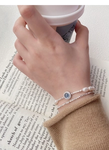 Gros plan du bracelet double rang en argent S925 avec perles baroques et gemme bleue