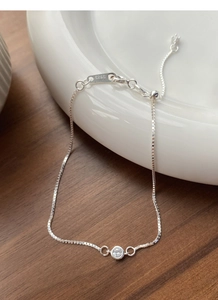 Détail du bracelet chaîne vénitienne en argent S925 avec un zircon rond étincelant