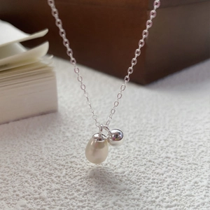 Elegante S925 Silberhalskette mit Süßwasserperle und kleiner Silberperle für Damen
