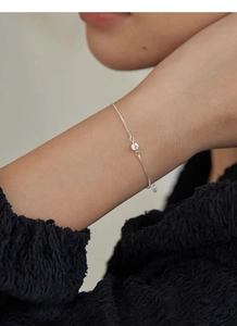 Détail macro d'un bracelet en argent S925 maille vénitienne avec un zircon rond solitaire