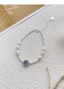 Détail du bracelet en argent S925 avec perles d'eau douce et pierre précieuse bleue