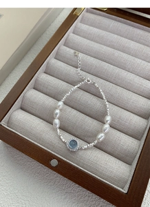Détail du bracelet en argent S925 avec perles d'eau douce et pierre d'aigue-marine