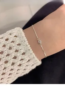 Détail d'un bracelet en argent S925 avec chaîne box et zircon rond au poignet