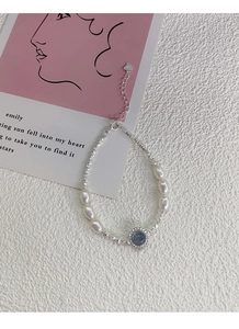 Détail du bracelet en argent S925 avec perles naturelles et pierre précieuse aigue-marine