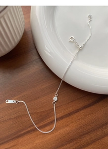Gros plan sur la chaîne box en argent S925 avec zircon cubique et poinçon S925 d'authenticité