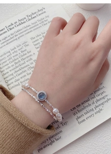 Détail du bracelet double couche en argent S925 avec perles d'eau douce et breloque aigue-marine
