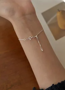 Détail du bracelet chaîne box en argent 925 avec fermoir coulissant réglable et breloque