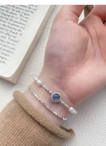 Détail du bracelet en argent S925 avec perles naturelles et breloque aigue-marine