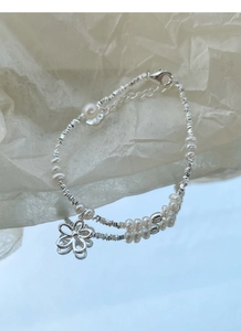 Detailansicht des 925er Silber-Blumenanhängers und der Süßwasserperlen auf dem Armband