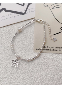Detail von S925 Sterlingsilber Hohlblumenanhänger und Süßwasserperlen-Armbandkette