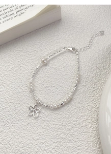 Detailansicht der S925 Sterling Silber Kette mit Süßwasserperlen und Blumenanhänger