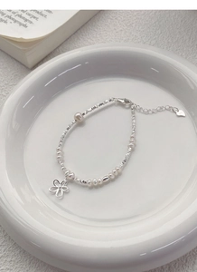 Detail von S925 Sterlingsilber Perlenarmband mit Süßwasserperlen und Blumenanhänger