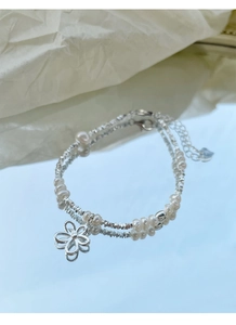 Makroaufnahme von 925 Silber Blumenanhänger und Süßwasserperlen Armband mit Spiegelreflexion