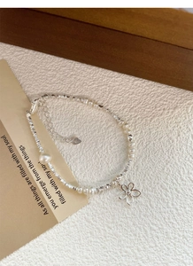 Detail von 925er Silberarmband mit Süßwasserperlen und hohlem Blumenanhänger