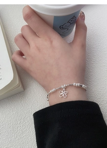 Details von Süßwasserperlen und Silberperlen Armband mit hohlem Blumenanhänger