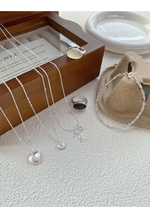 Dettaglio del set gioielli in argento S925 con collane cuore, anelli in agata e bracciale