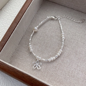 925er Silberarmband mit Süßwasserperlen und hohlem Blumenanhänger im minimalistischen Stil