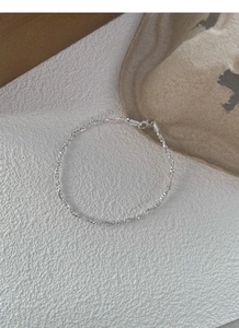 Dettaglio del bracciale in argento sterling S925 con texture luccicante a stella