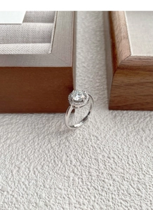 Macro di anello in argento 925 con diamante moissanite rotondo e dettagli dell'incisione