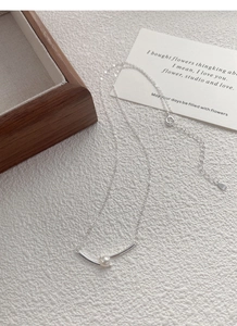 Detail view of S925 silver pearl necklace with lobster clasp and S925 hallmark tag
