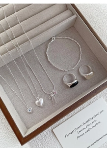 Set di gioielli raffinati in argento S925 con ciondoli a cuore e anelli con gemme