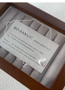 Dettaglio della collana a cuore in argento sterling S925 con finitura opaca spazzolata