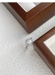 Vista macro dell'anello in Moissanite d'argento con incastonatura a aureola