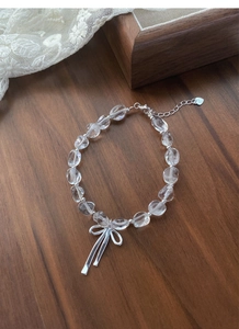 Detail des S925 Herzanhängers und Bogenschmucks am Kristallperlenarmband