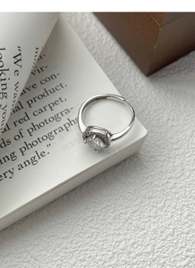 Dettaglio di un anello in moissanite da 1 carato con halo di diamanti e fascia regolabile