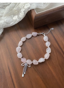 Nahaufnahme des S925 Sterling Silber Bogens und der rosa Kristallperlen an diesem Armband