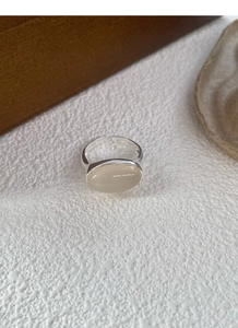 Vista dettagliata dell'anello in argento sterling S925 con gemma ovale color crema