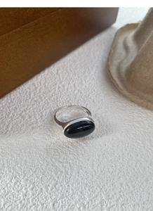 Dettaglio ravvicinato di un anello in argento S925 con gemma nera ovale incastonata