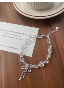 Detailansicht des S925 Silber-Bogenanhängers und der weißen Quarzperlen am Armband