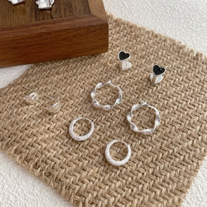 Elegant S925 sterling silver earring set featuring black heart studs and textured hoop styles
