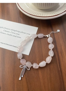Detailansicht des S925 Silber-Bogenanhängers und der rosa Kristallperlen am Armband