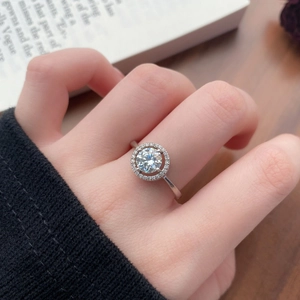 Classico anello di fidanzamento in moissanite argento S925 sulla mano, vista lifestyle