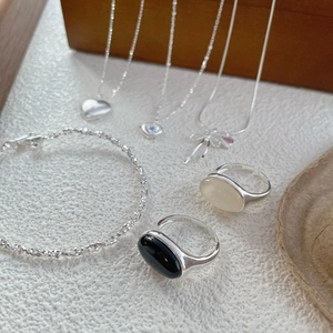 Set di gioielli in argento S925 con anelli di pietre preziose e collane con cuore