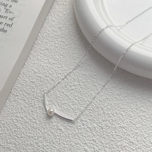 French style S925 silver necklace with minimalist pearl and geometric curved bar