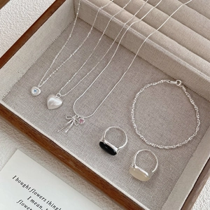 Set di gioielli in argento S925 con ciondoli a cuore e fiocco in un astuccio