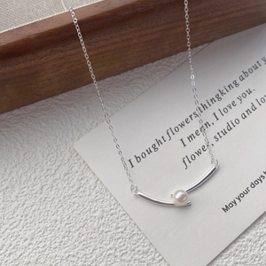 Minimalist S925 sterling silver necklace with curved bar pendant and freshwater pearl