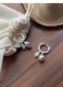 Detail view of 925 silver hoop earrings with detachable waterdrop pearl pendants